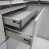 Угловая кухня серая с рифлеными цветными элементами